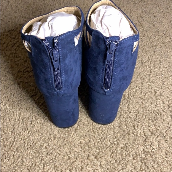 Shoes - Picture 3 of 4